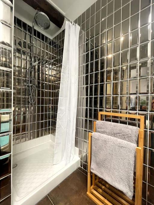 Apartamento Charme Urbain Sous Les Toits-Terrasse/Clim/Parking Béziers Exterior foto
