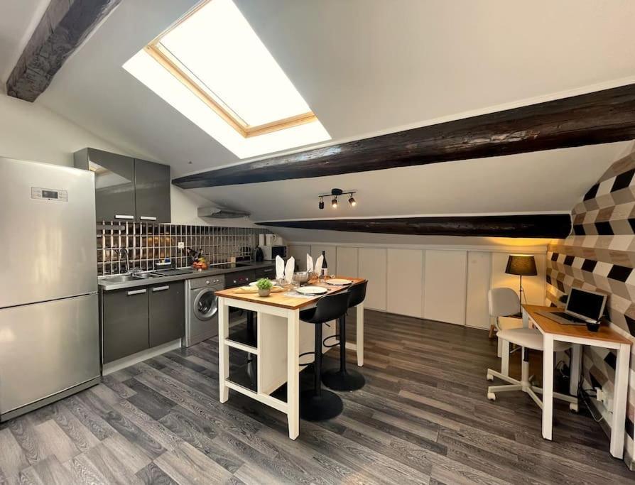 Apartamento Charme Urbain Sous Les Toits-Terrasse/Clim/Parking Béziers Exterior foto